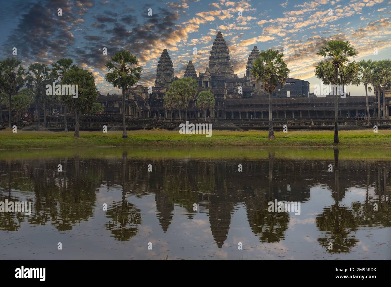 Morgengrauen im Tempelkomplex Angkor Wat in Kambodscha Stockfoto