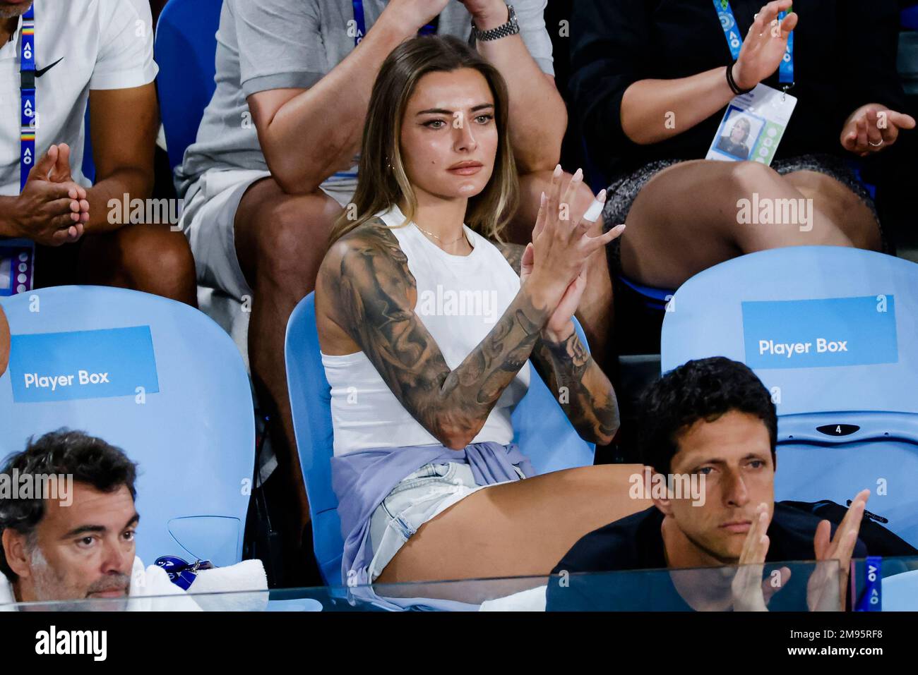 Melbourne, Australien, 17. Januar 2023. Schauspielerin Sophia Thomalla, Freundin des deutschen Tennisspielers Alexander Zverev, sitzt während des Australian Open Tennis Grand Slam im Melbourne Park in der Spielerbox. Foto: Frank Molter/Alamy Live News Stockfoto