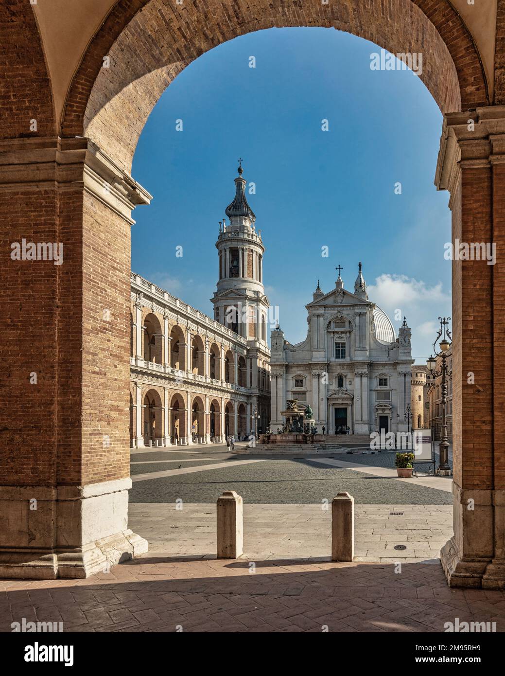 Fassade der Basilika Loreto, der monumentale Brunnen und der apostolische Palast auf der Piazza della Madonna. Loreto, Provinz Ancona, Marken, Italien Stockfoto