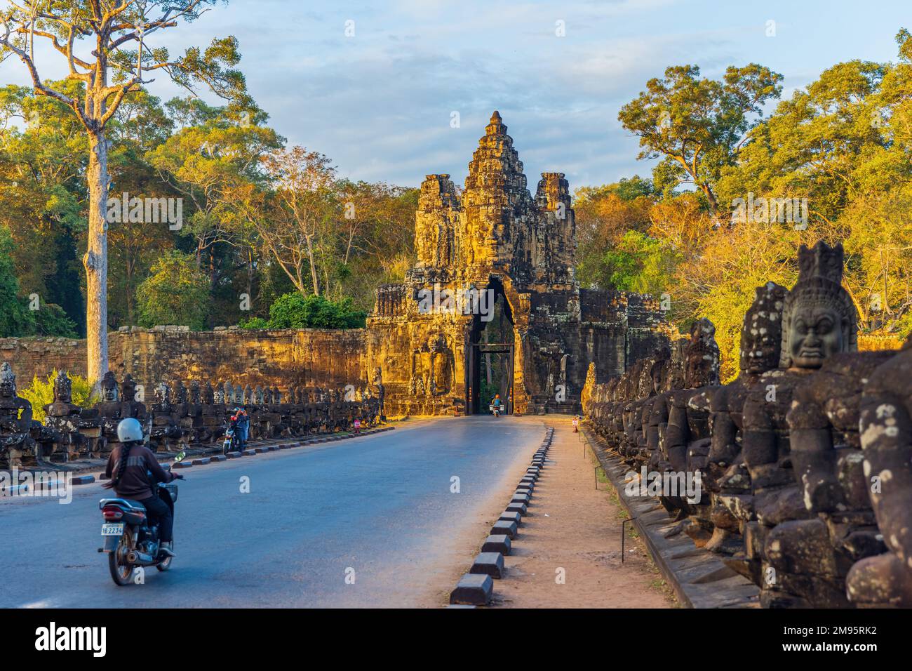 SIEM REAP, 11. JANUAR 2023: Wunderschönes Sonnenlicht am Südtor, das nach Angkor Thom, Kambodscha, führt Stockfoto