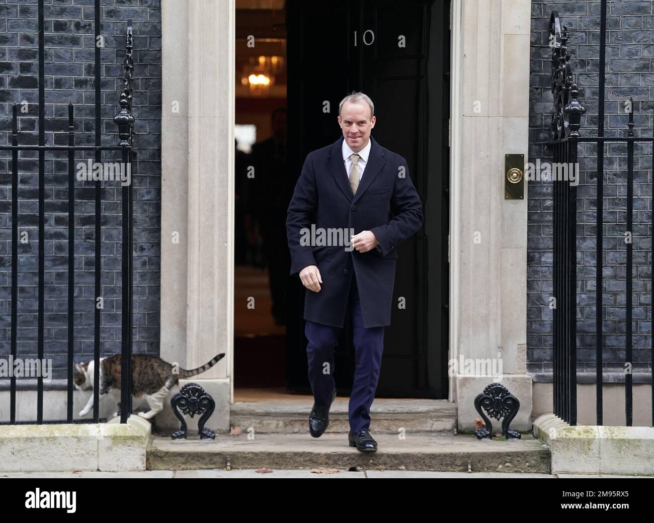 Stellvertretender Premierminister Dominic Raab verlässt Downing Street, London, nach einer Kabinettssitzung. Foto: Dienstag, 17. Januar 2023. Stockfoto