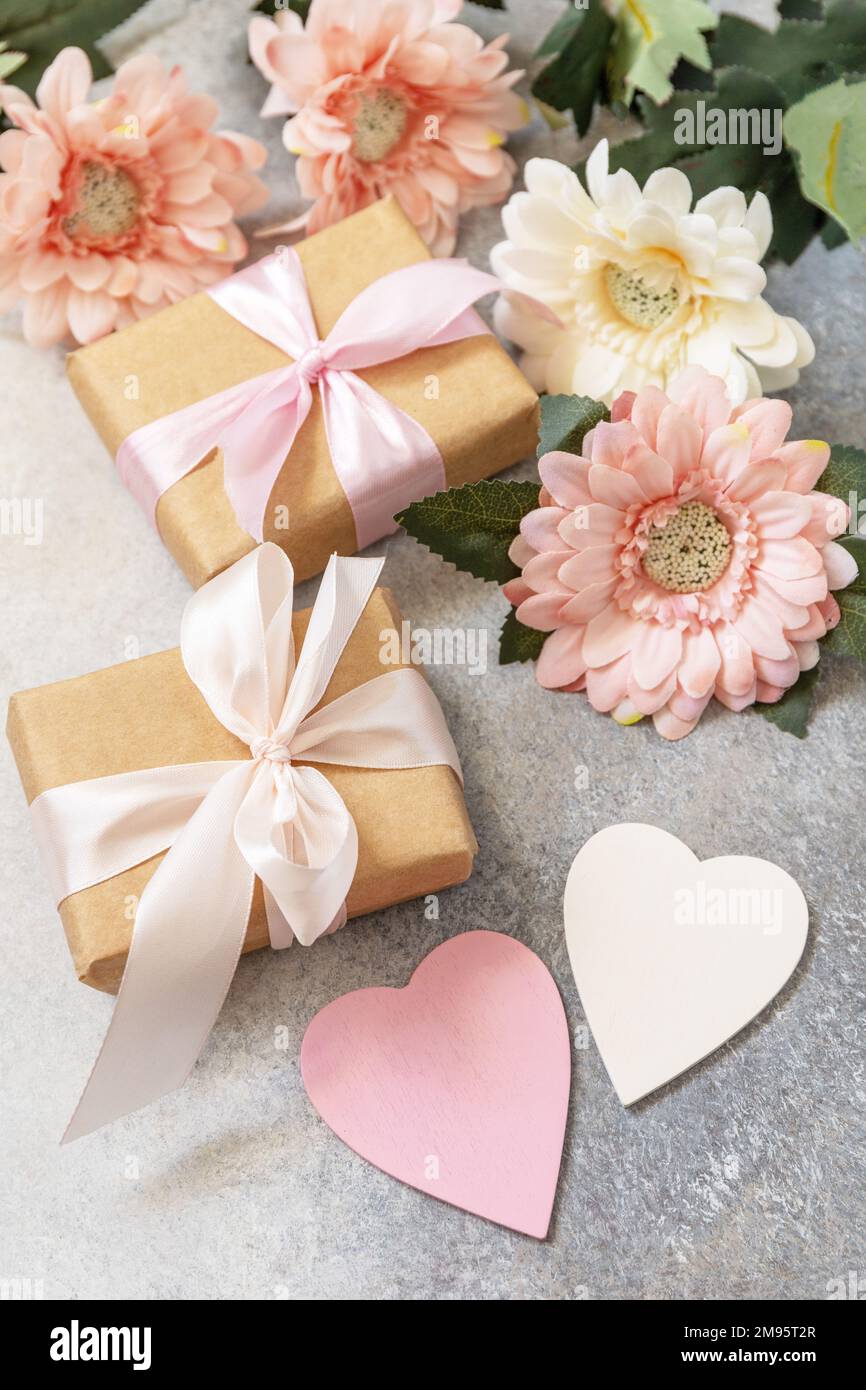Hintergrund zum Valentinstag mit Geschenken, wunderschönen Blumen und Herzen. Grußkarte zum Valentinstag, für Frauen, Hochzeit, Geburtstag oder Muttertag. Stockfoto