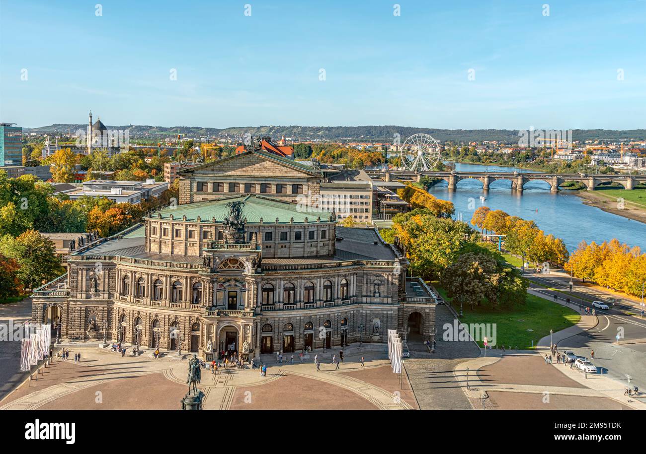 Erhöhte Aussicht auf die Semper Oper und die Elbe in der Dresdner Altstadt Stockfoto