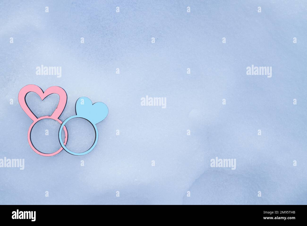 Ein paar Herzen auf verschneitem Hintergrund. St. Valentinstag, Hochzeitstag oder Gender-Konzept. Stockfoto