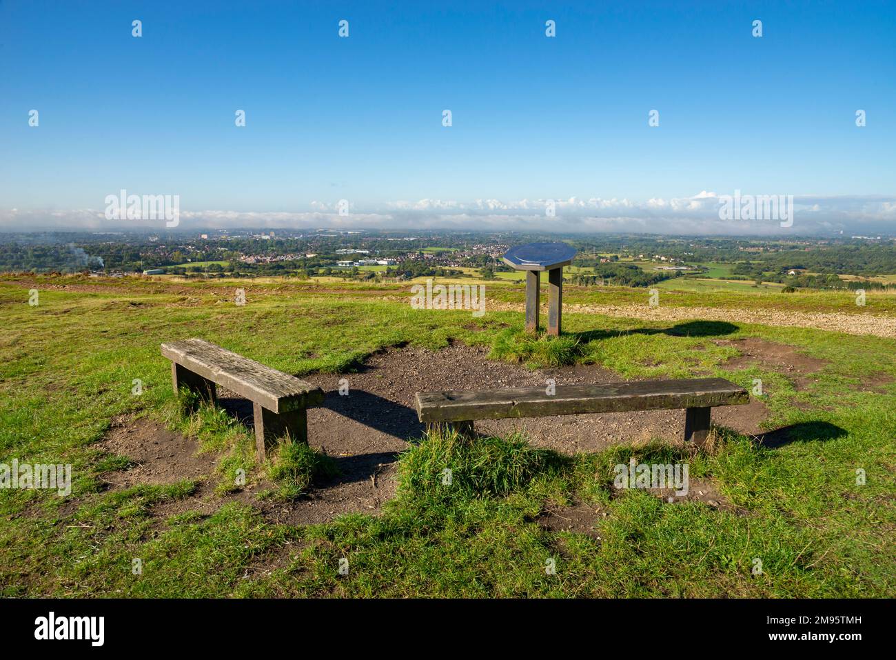 Blick auf Manchester vom Hartshead Pike in der Nähe von Mossley, Tameside, Greater Manchester, England. Stockfoto