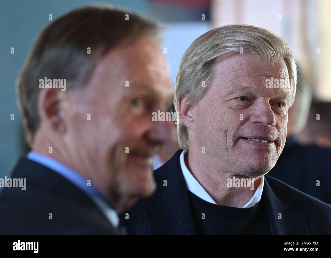 Offenbach, Deutschland. 17. Januar 2023, Hessen, Offenbach/Main: Hans-Joachim Watzke (l), Sprecher des DFL-Exekutivkomitees und Vorsitzender des DFL-Aufsichtsrats, und Bayern Münchens CEO Oliver Kahn treffen sich gemeinsam auf dem DFL Neujahrsempfang. Beim Neujahrsempfang der Deutschen Fußballliga (DFL) werden die Herausforderungen, denen sich Profifußball in den kommenden Monaten stellen muss, traditionell angesprochen. Kredit: dpa Picture Alliance/Alamy Live News Kredit: dpa Picture Alliance/Alamy Live News Stockfoto