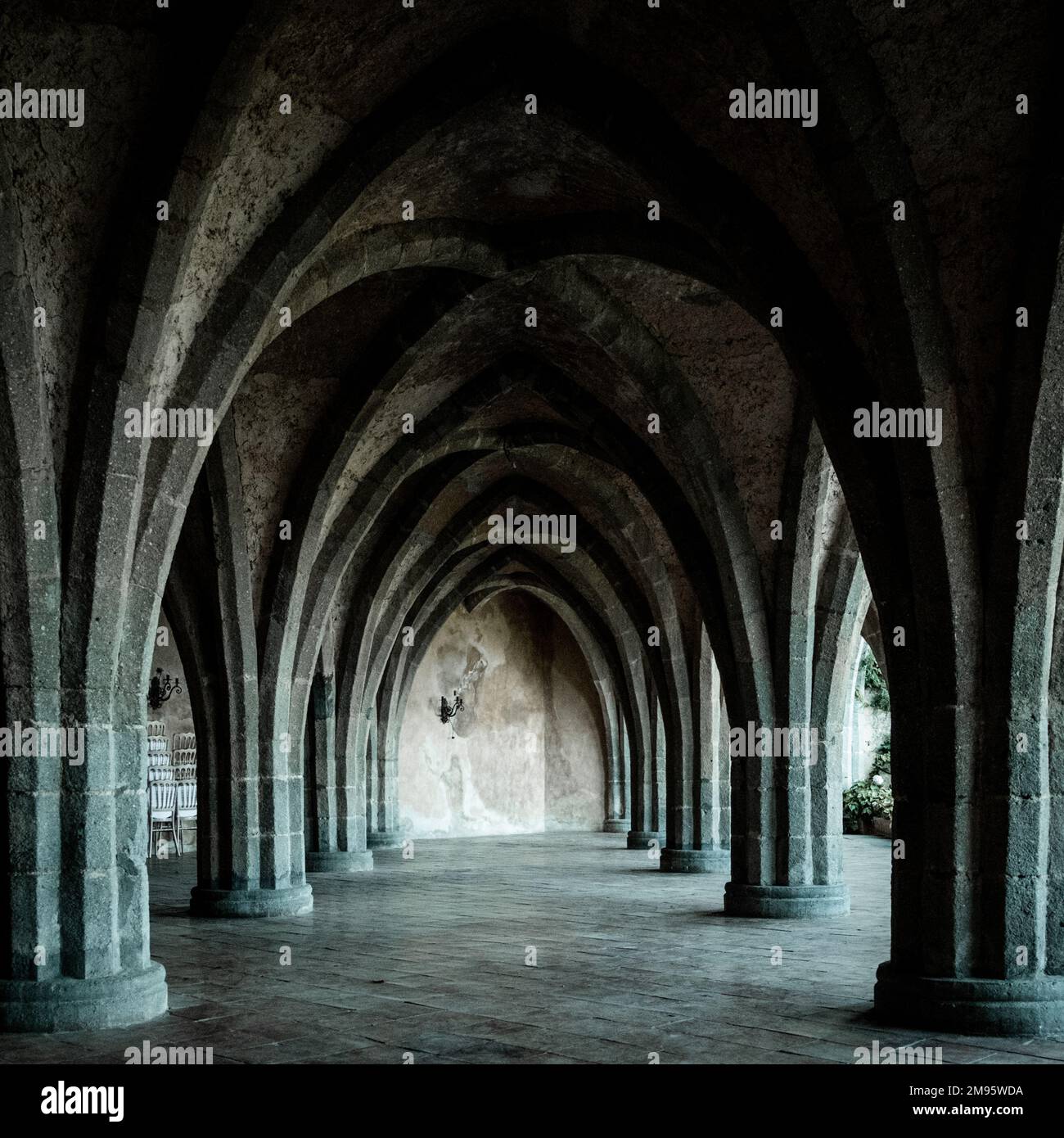 Eine wunderschöne Aufnahme der gotischen Krypta in den Gärten der Villa Cimbrone, Ravello, Süditalien Stockfoto