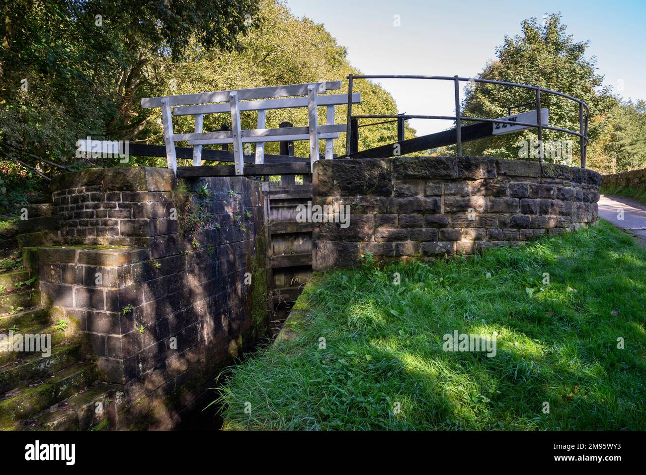 Kanalschleusentor am Huddersfield Kanal in Uppermill, Greater Manchester, England Stockfoto