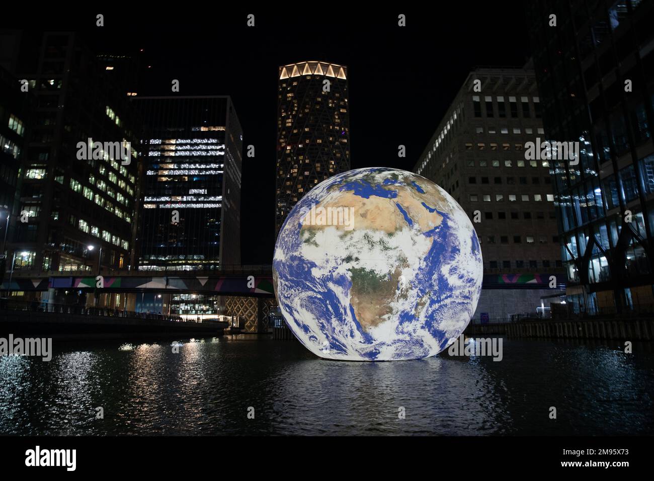 CANARY WHARF, LONDON, 16. JANUAR 2023, Floating Earth ist eine