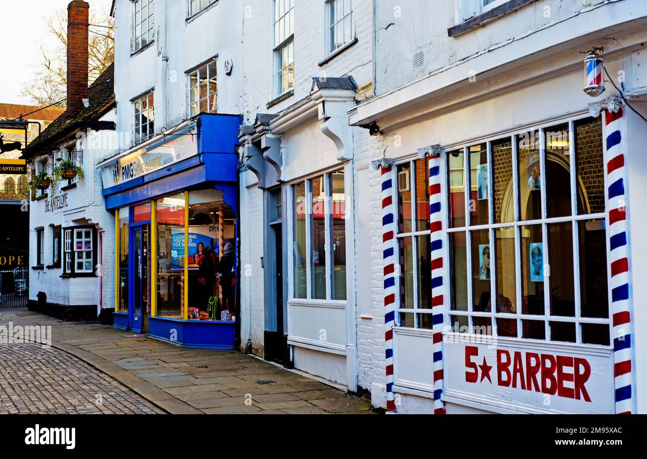 Barbers Schulbekleidungsgeschäft und Antelope Pub, Church Square, High Wycombe, Buckinghamshire, England Stockfoto