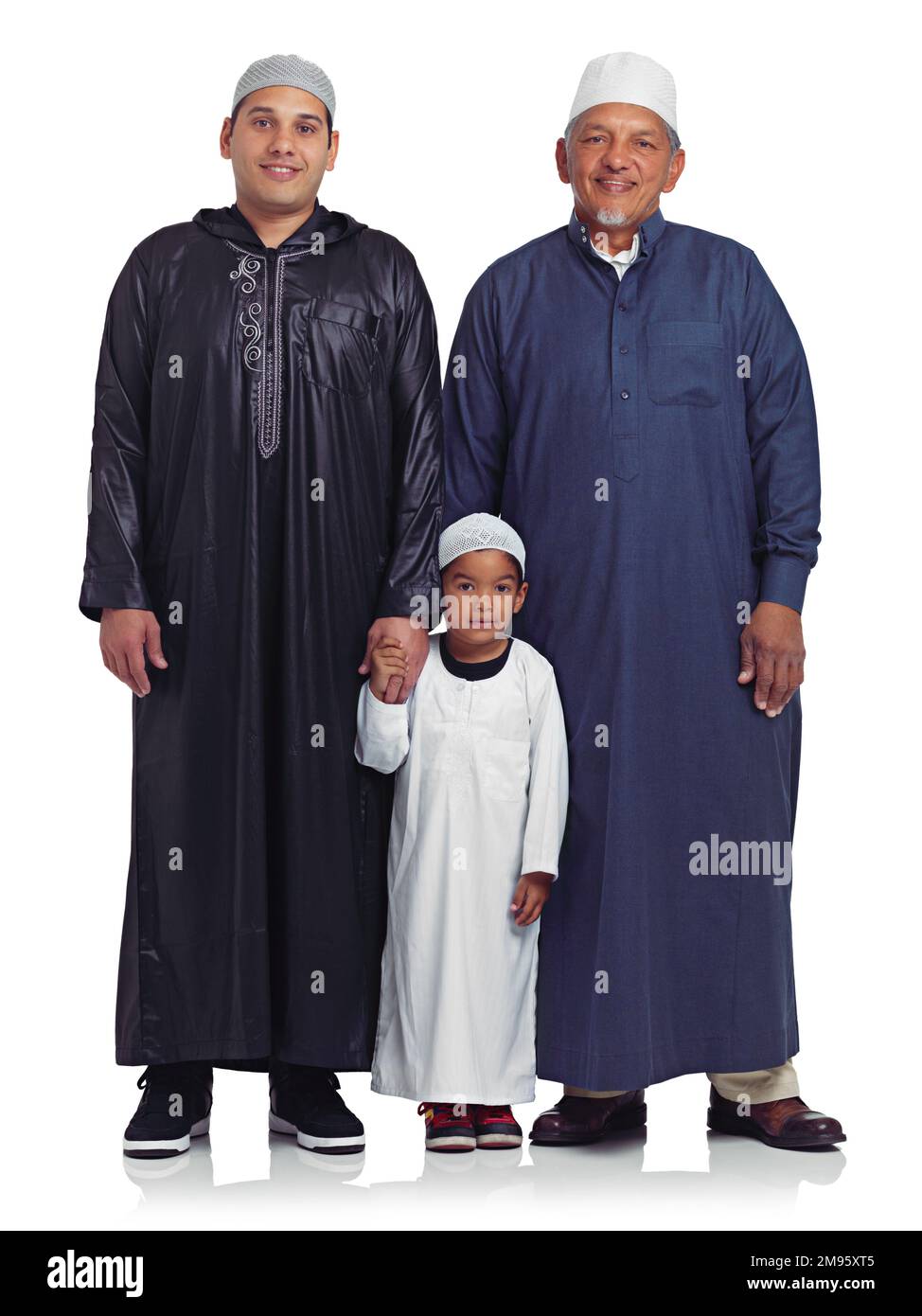 Familien-, Porträt- und muslimische Männer, die sich in einem Studio für die Familie aufhalten, sich anfreunden und islamische Religion vor weißem Hintergrund. Islam, Generation und reifer Mann Stockfoto