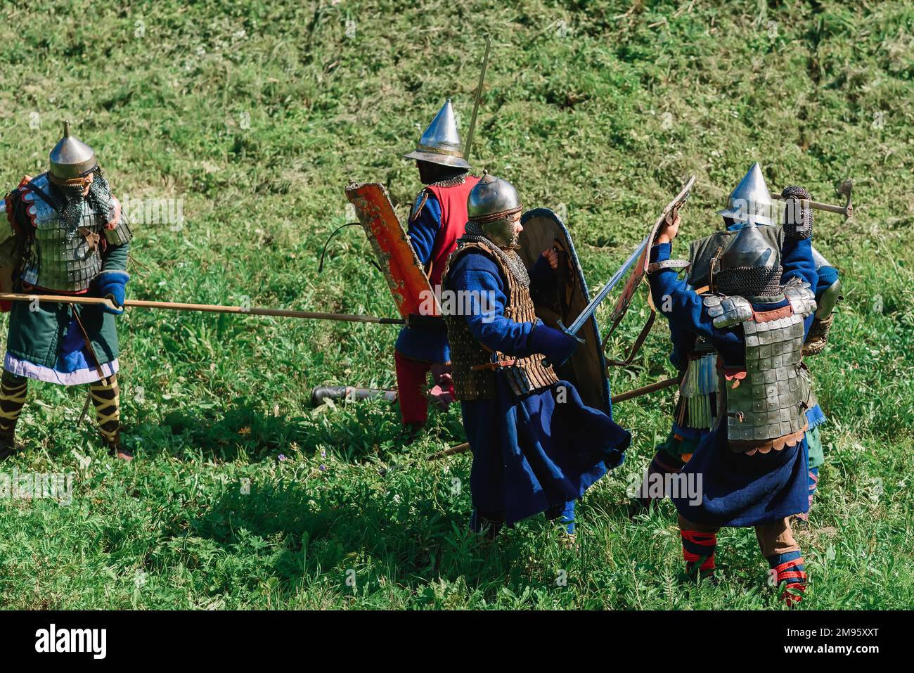 LUH, RUSSLAND - 27. AUGUST 2016: Rekonstruktion der mittelalterlichen Ritter-Schlacht in Rüstung und Waffen beim Zwiebelfest im Dorf Luh Stockfoto