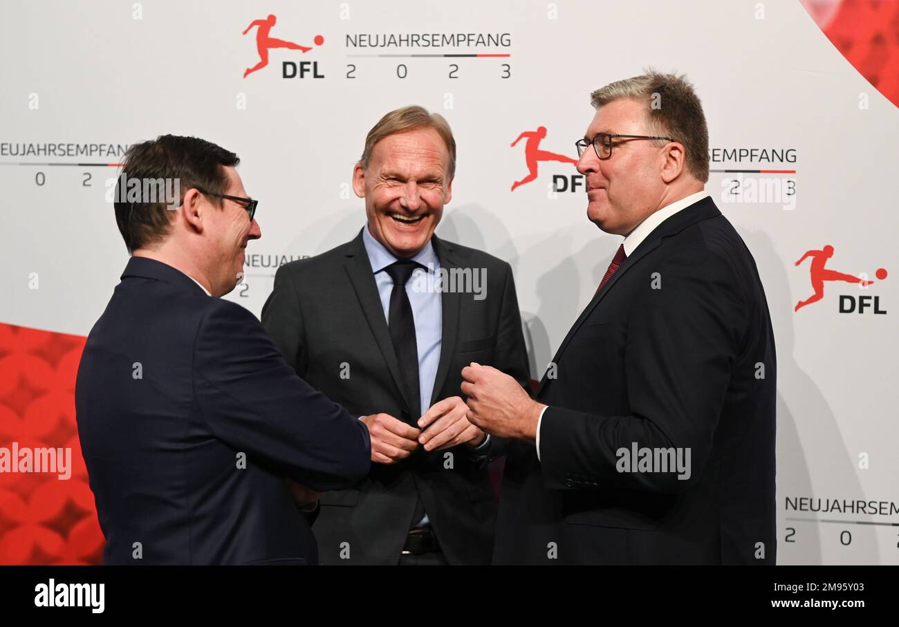 Offenbach, Deutschland. 17. Januar 2023, Hessen, Offenbach/Main: Hans-Joachim Watzke (M), Sprecher des DFL-Exekutivkomitees, Oliver Leki (l), geschäftsführender Direktor des DFL, und Axel Hellmann, geschäftsführender Direktor des DFL, Stehen Sie zusammen auf dem DFL Neujahrsempfang. Beim Neujahrsempfang der Deutschen Fußballliga (DFL) werden die Herausforderungen, denen sich Profifußball in den kommenden Monaten stellen muss, traditionell angesprochen. Kredit: dpa Picture Alliance/Alamy Live News Kredit: dpa Picture Alliance/Alamy Live News Stockfoto