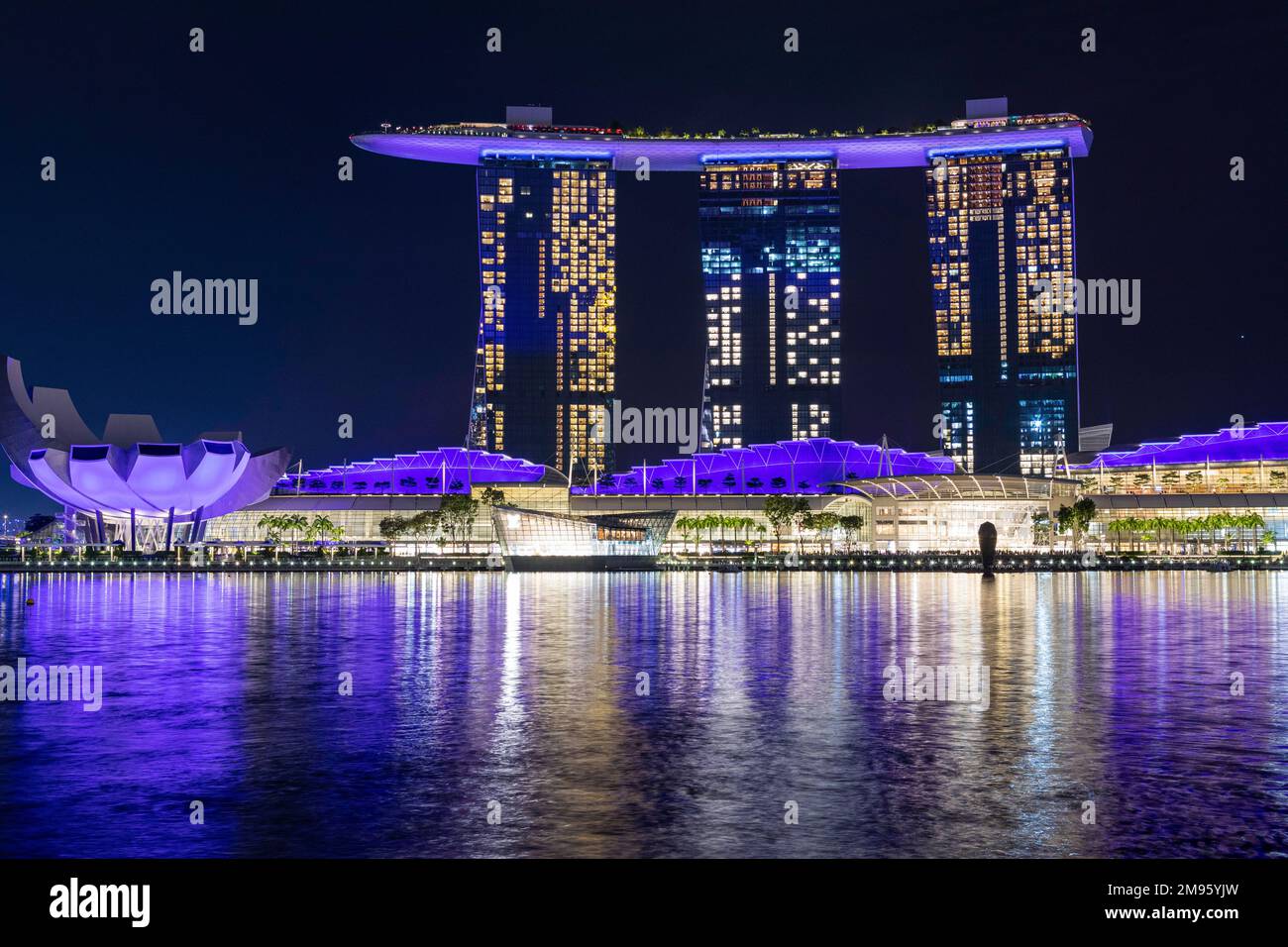 Abendliche Lichtshow im Marina Bay Singapore Stockfoto