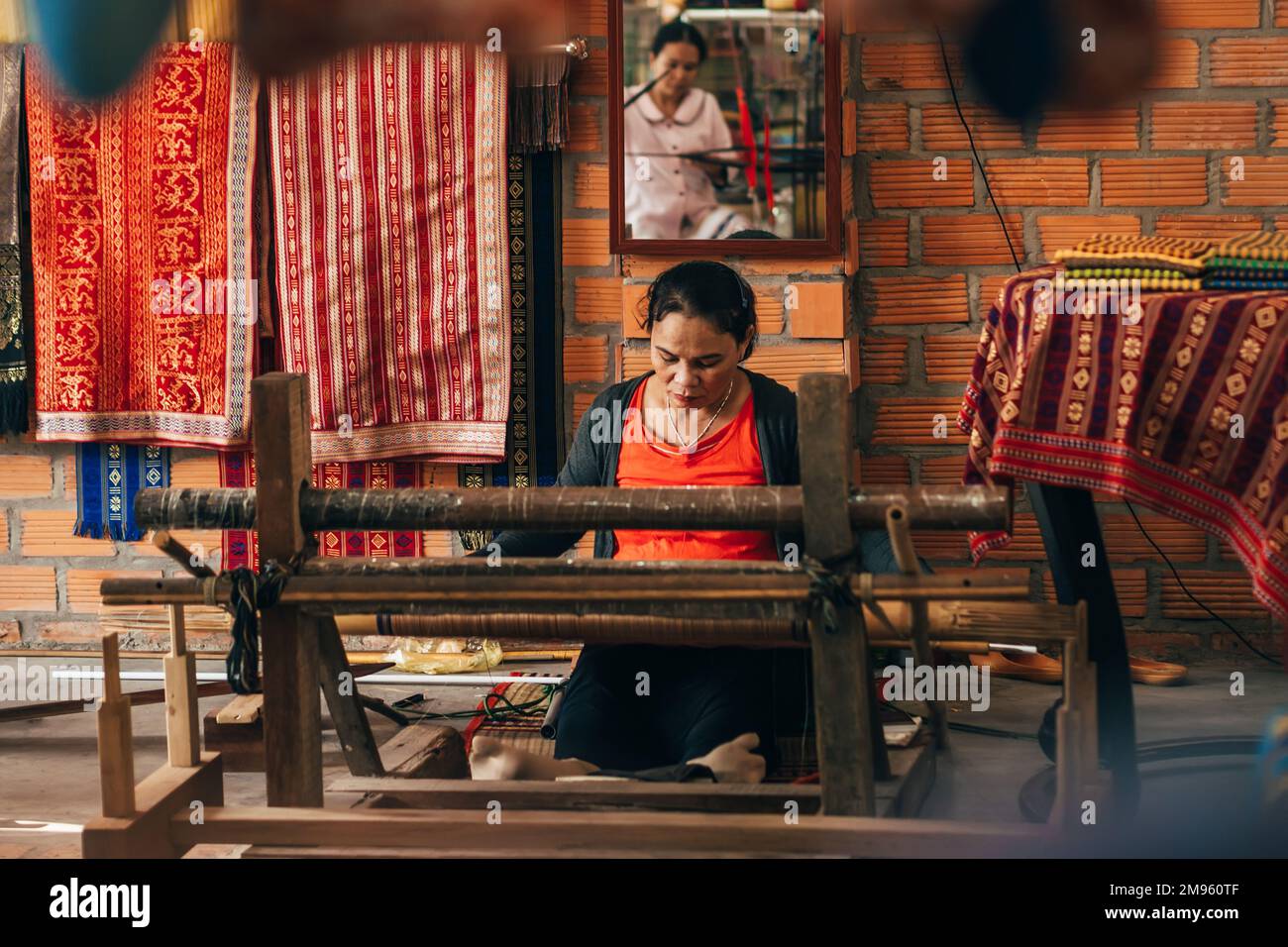 MUI NE, VIETNAM - 6. MÄRZ 2017: Weberinnen arbeiten in der Werkstatt an traditionellen Webstühlen für Seide Stockfoto