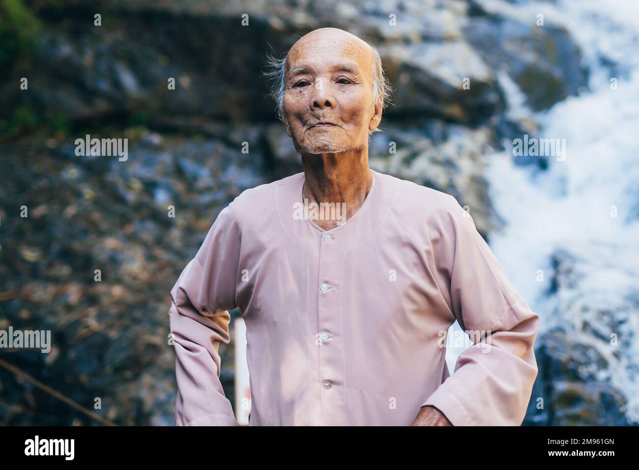 DA LAT, VIETNAM - 9. MÄRZ 2017: Porträt eines älteren vietnamesischen Achtzigjährigen im Park. Authentischer asiatischer Großvater Langleber Stockfoto