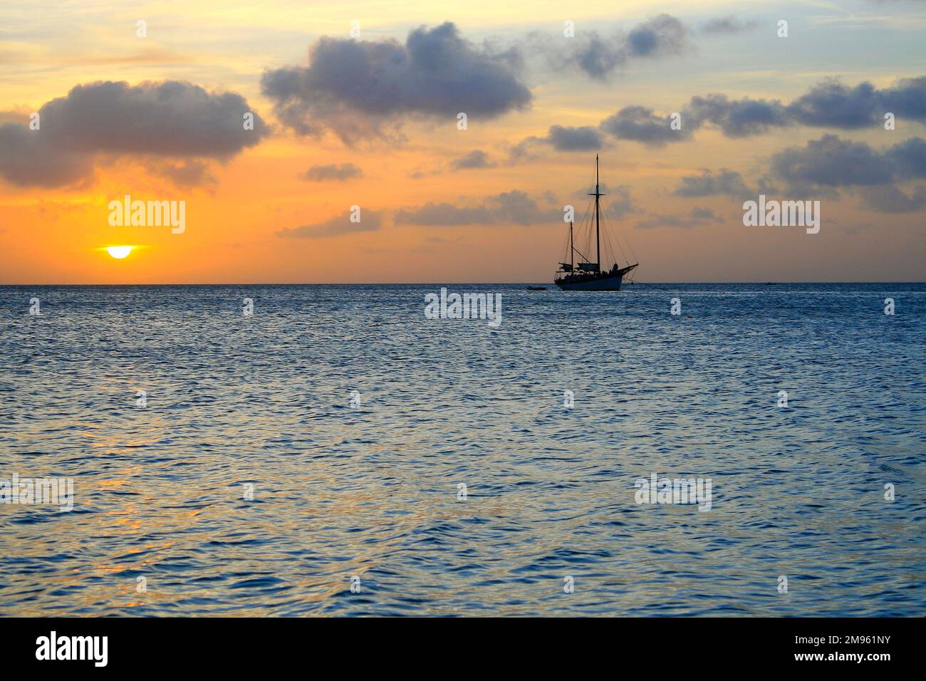 Abgeschiedener türkisfarbener Strand in Aruba, karibisches Blaues Meer, Duth Antillen Stockfoto