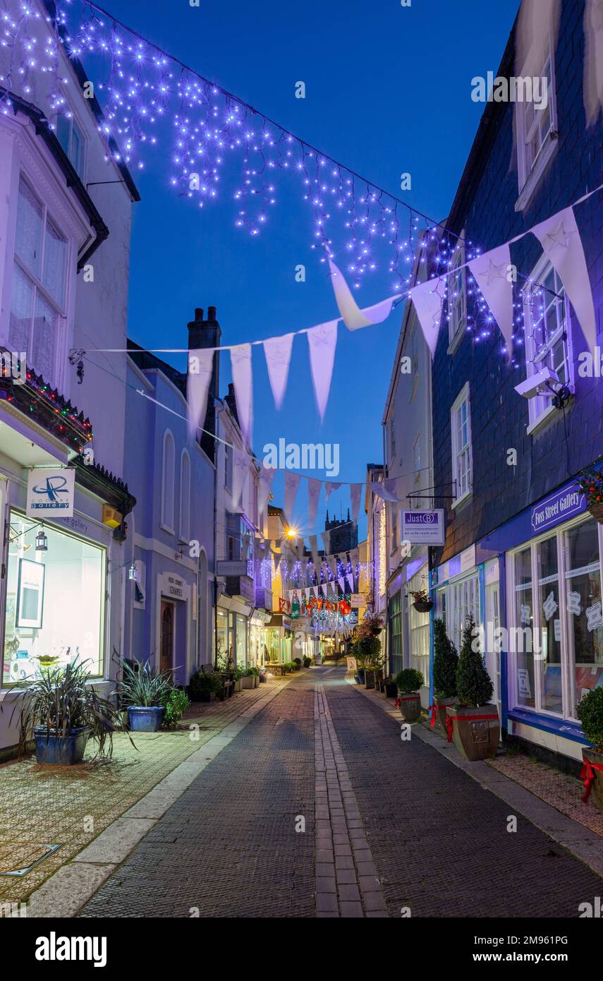 Großbritannien, England, Devon, Dartmouth, Foss Street mit traditionellen Weihnachtsdekorationen Stockfoto