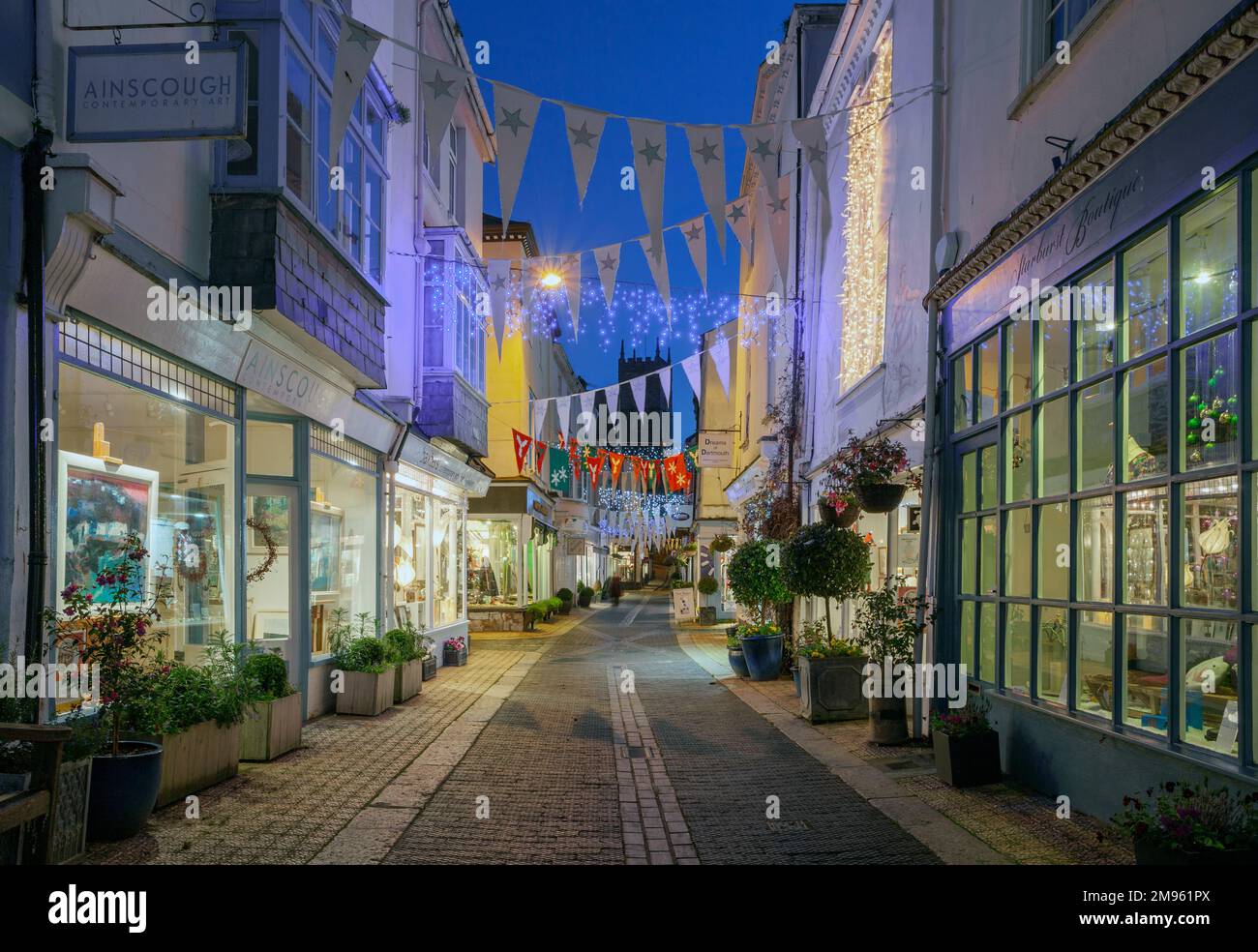 Großbritannien, England, Devon, Dartmouth, Foss Street mit traditionellen Weihnachtsdekorationen Stockfoto