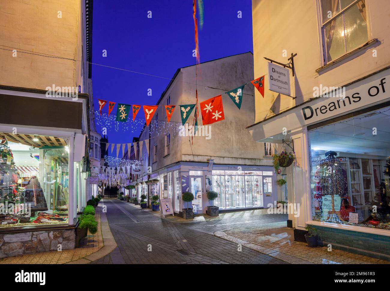 Großbritannien, England, Devon, Dartmouth, Foss Street und Union Street mit traditionellen Weihnachtsdekorationen Stockfoto