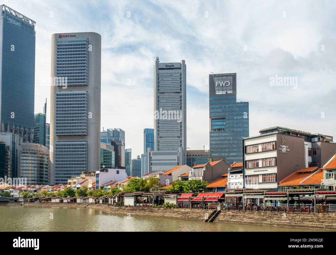 Skyline von Singapur und Restaurants am Boat Quay entlang des Singapore River Stockfoto
