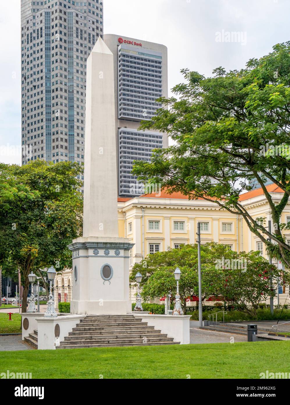Dalhousie Obelisk am Empress Place mit UOB- und OCBC-Bürotürmen im Hintergrund, im Zentrum von Singapur Stockfoto