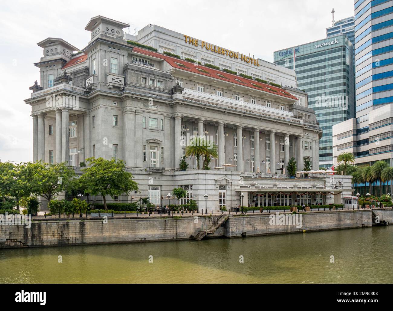 Das Fullerton Hotel, ehemals General Post Office Building neben dem Singapore River Downtown Singapore. Stockfoto