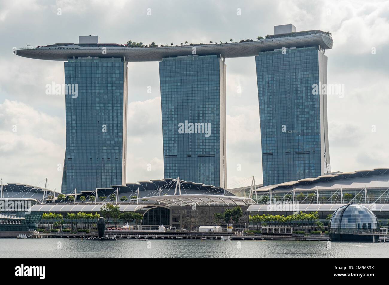 Infinity-Pool auf dem Dach der Marina Bay Sands Hotel Towers, Marina Bay Shopping Complex und sphärischer Apple Store auf der Water Marina Bay Singapur. Stockfoto