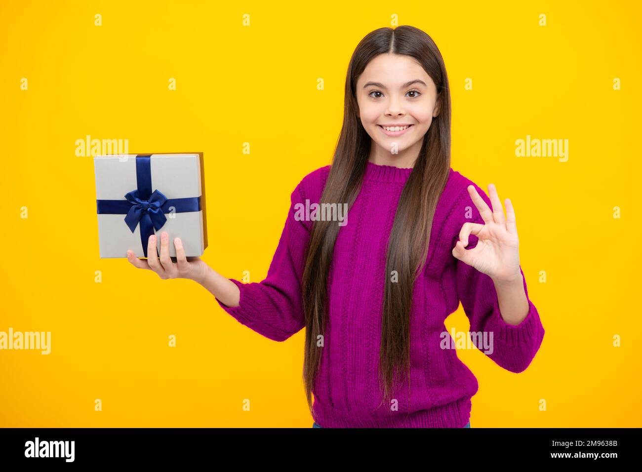 Porträt eines Teenagers Kind Mädchen 12, 13, 14 Jahre alt mit Weihnachts-Geschenkbox. Teen geben Geburtstagsgeschenk. Stockfoto