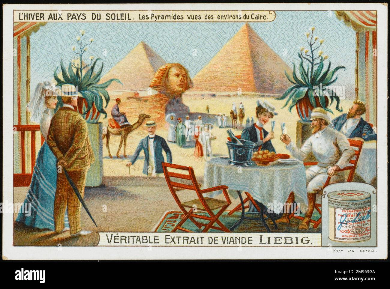 Europäische Touristen genießen ein Champagner-Mittagessen mit einem schönen Blick auf die Pyramiden und die Sphinx, der die Dame den Rücken gekehrt hat Stockfoto