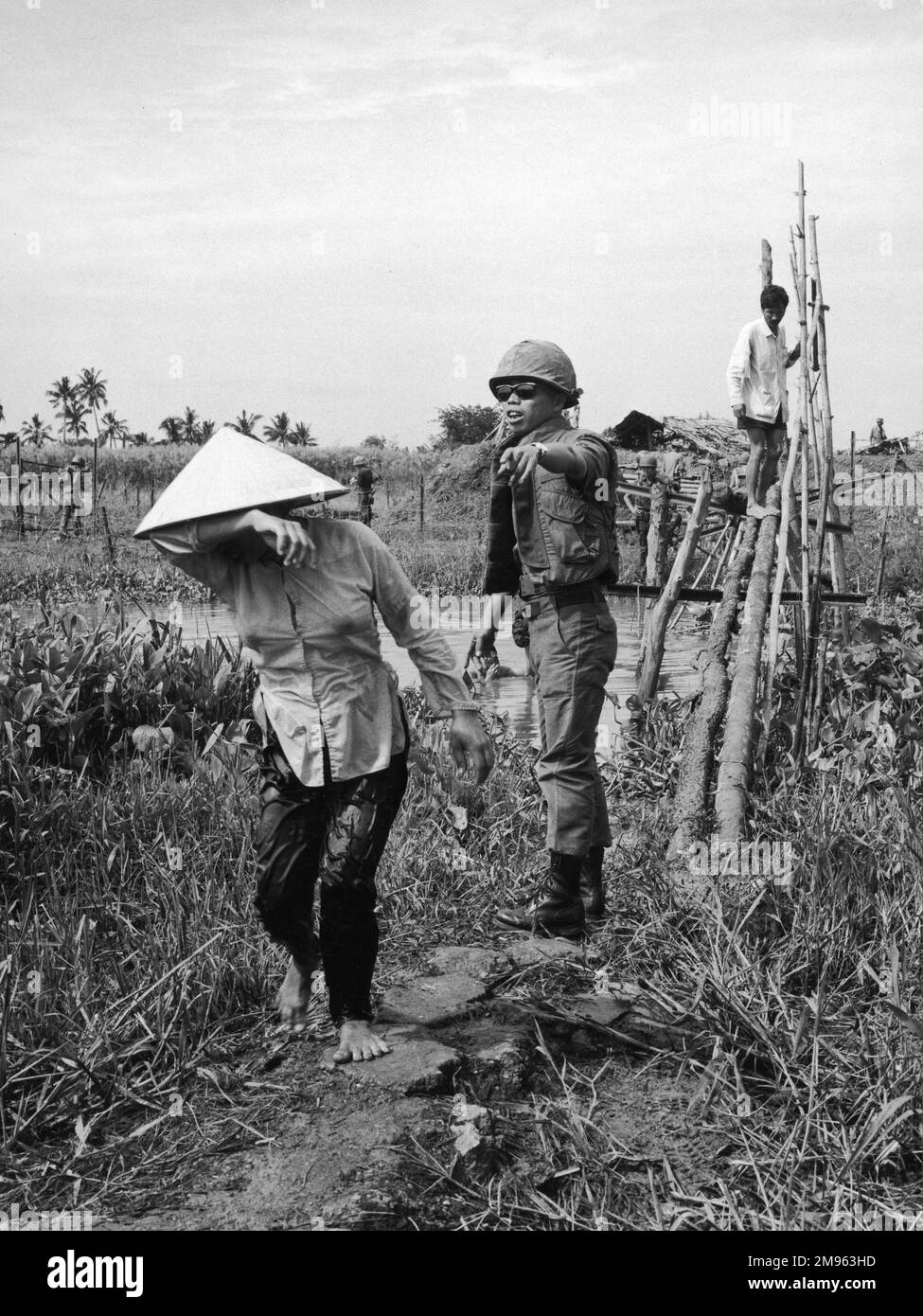 Südvietnam, Long Thanh: Ein Außenposten der Vietcong wird von südvietnamesischen Truppen zurückerobert Stockfoto