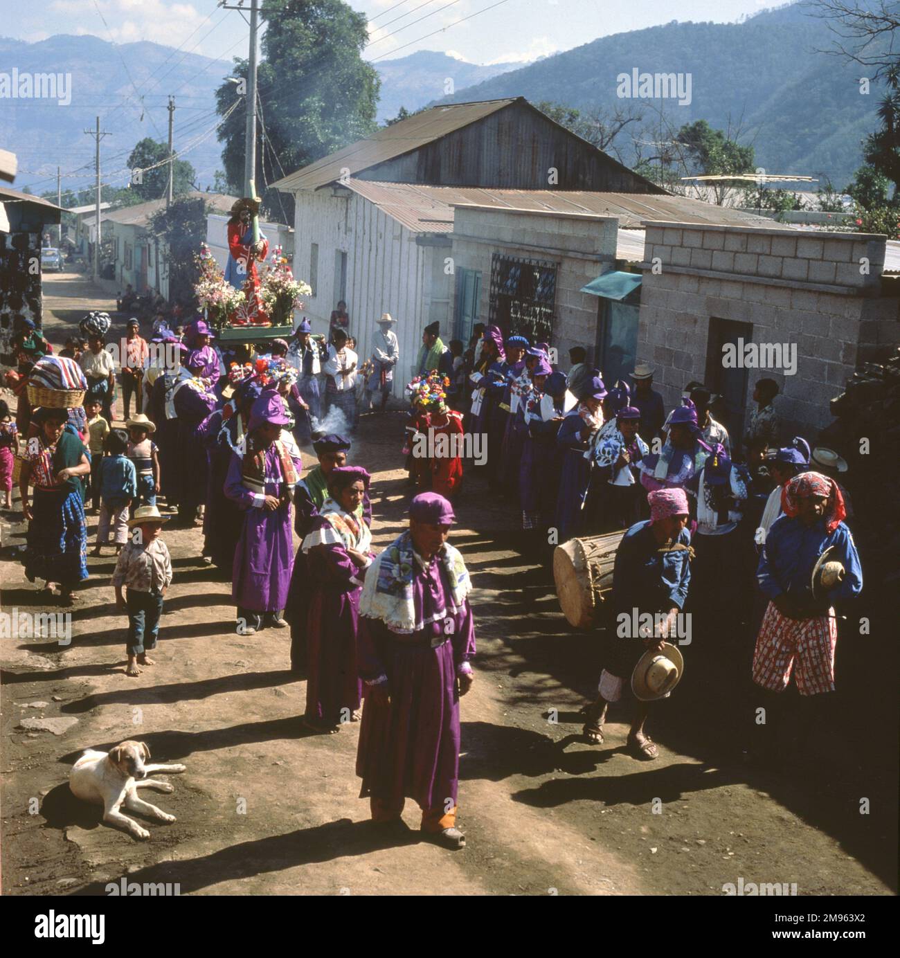 Eine Palmensonntags-Prozession durch das Zentrum eines Dorfes in Guatemala. Stockfoto