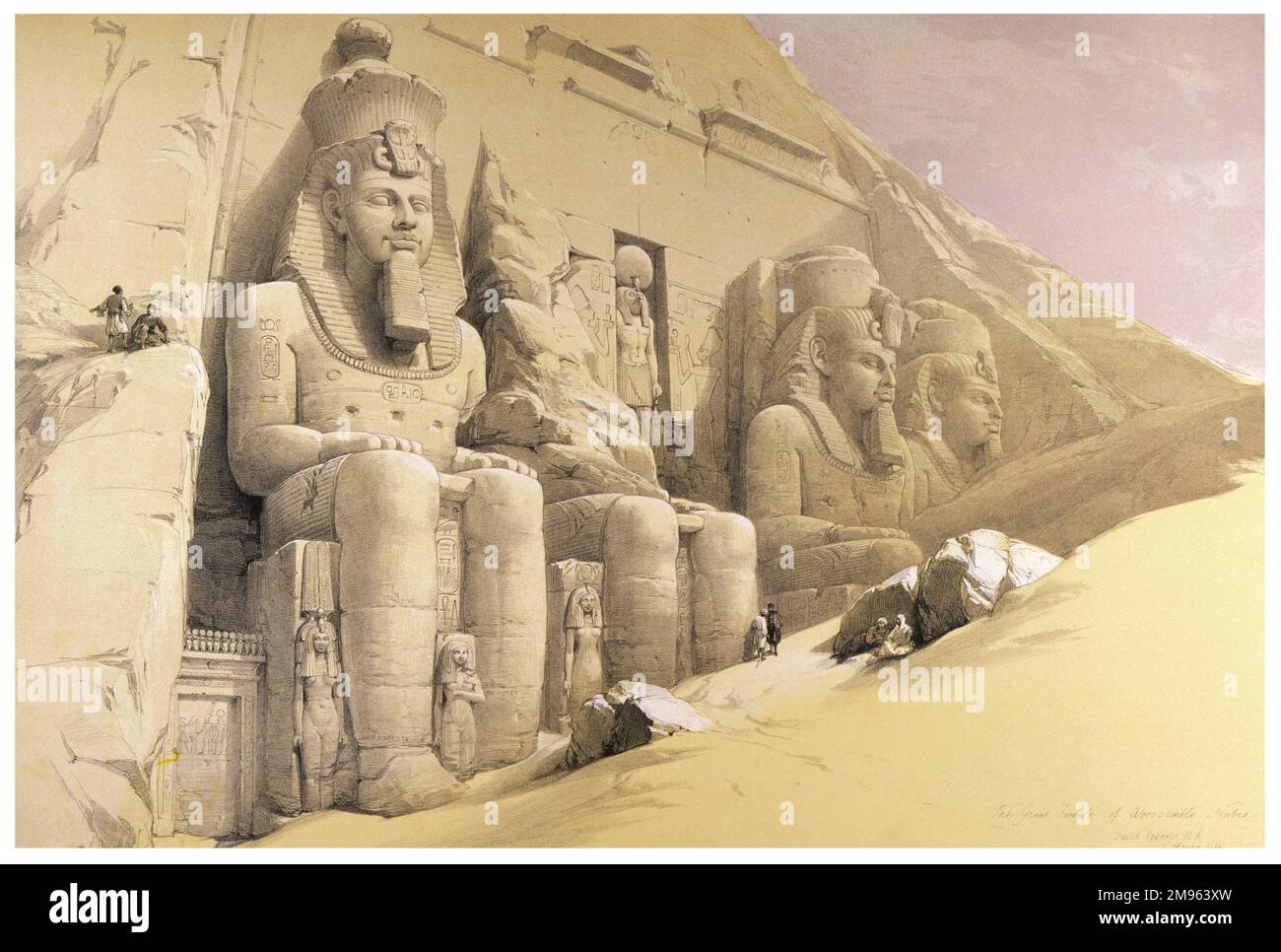 Vier halbbegrabene Statuen von Ramses II flankieren den Eingang zum nach Osten gerichteten Tempel, so dass die Sonnenstrahlen zweimal im Jahr das innerste Heiligtum erreichen. Stockfoto