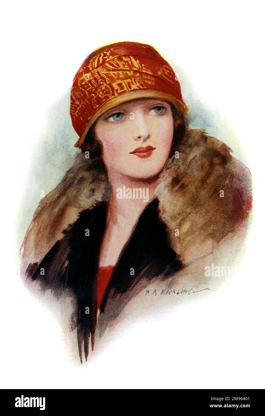 Eine junge Frau mit großen Augen und leuchtend roten Lippen trägt einen Mantel mit Pelzkragen und einen rot-goldenen Glockenhut mit winziger Krempe. Stockfoto