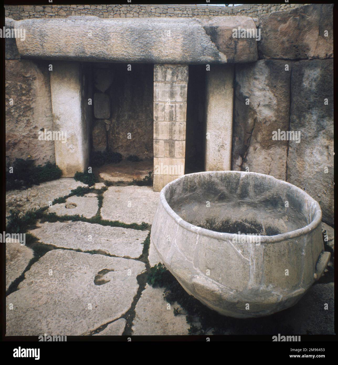 TARXIEN auf der Insel Malta dieser jungsteinzeitliche Tempel stammt von 3000 bis 1400 v. Chr. Ein riesiges Steinglas steht im Vordergrund. Stockfoto