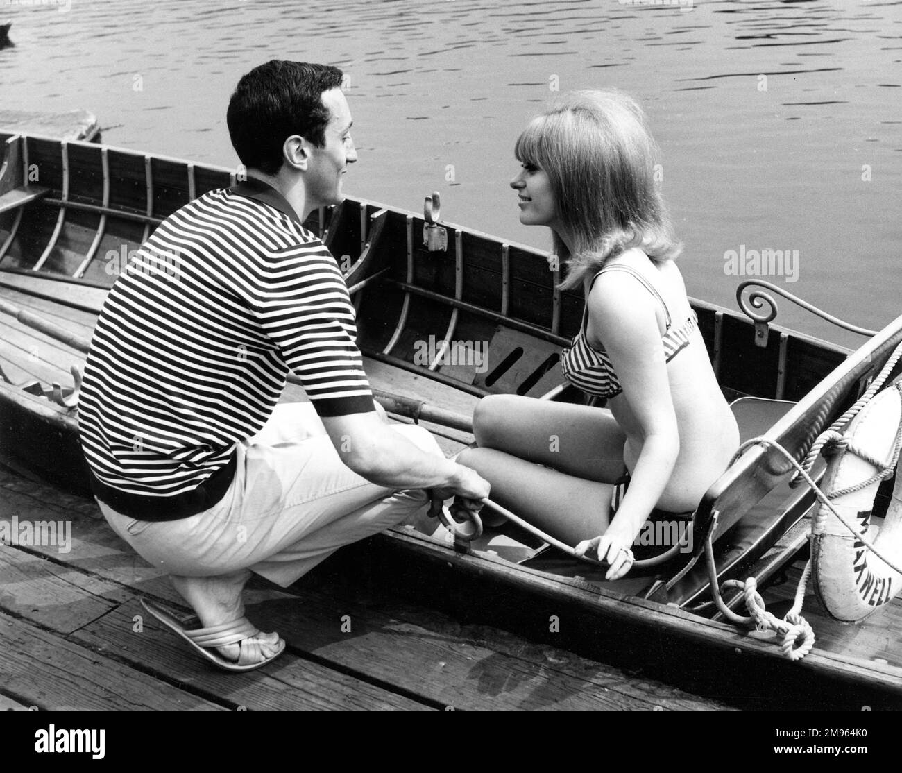 Ein Paar macht sich bereit, in einem Ruderboot zu starten, das sie mieten. Stockfoto