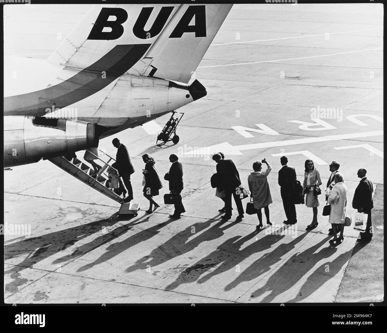 Passagiere, die in ein Flugzeug der British United Airways (BUA) (ein BAC One-Eleven) am Flughafen Gatwick, Sussex, England einsteigen. Stockfoto