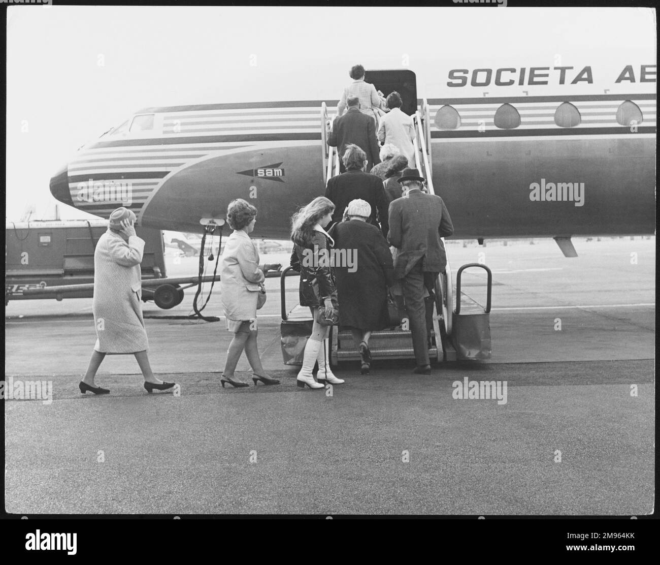 Passagiere, die einen Caravelle Jet besteigen, der von Air France für Kurzstreckenflüge, Gatwick Airport, Surrey, England, betrieben wird. Stockfoto