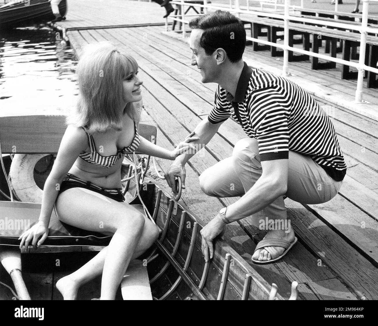 Ein Paar macht sich bereit, in einem Ruderboot zu starten, das sie mieten. Stockfoto