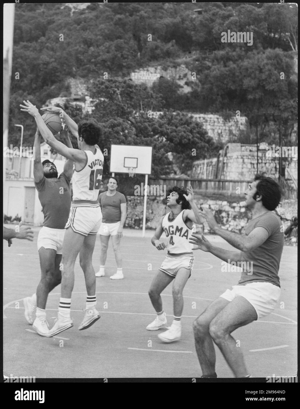 Männer in knappen Shorts spielen Basketball in Gibraltar, Spanien! Stockfoto