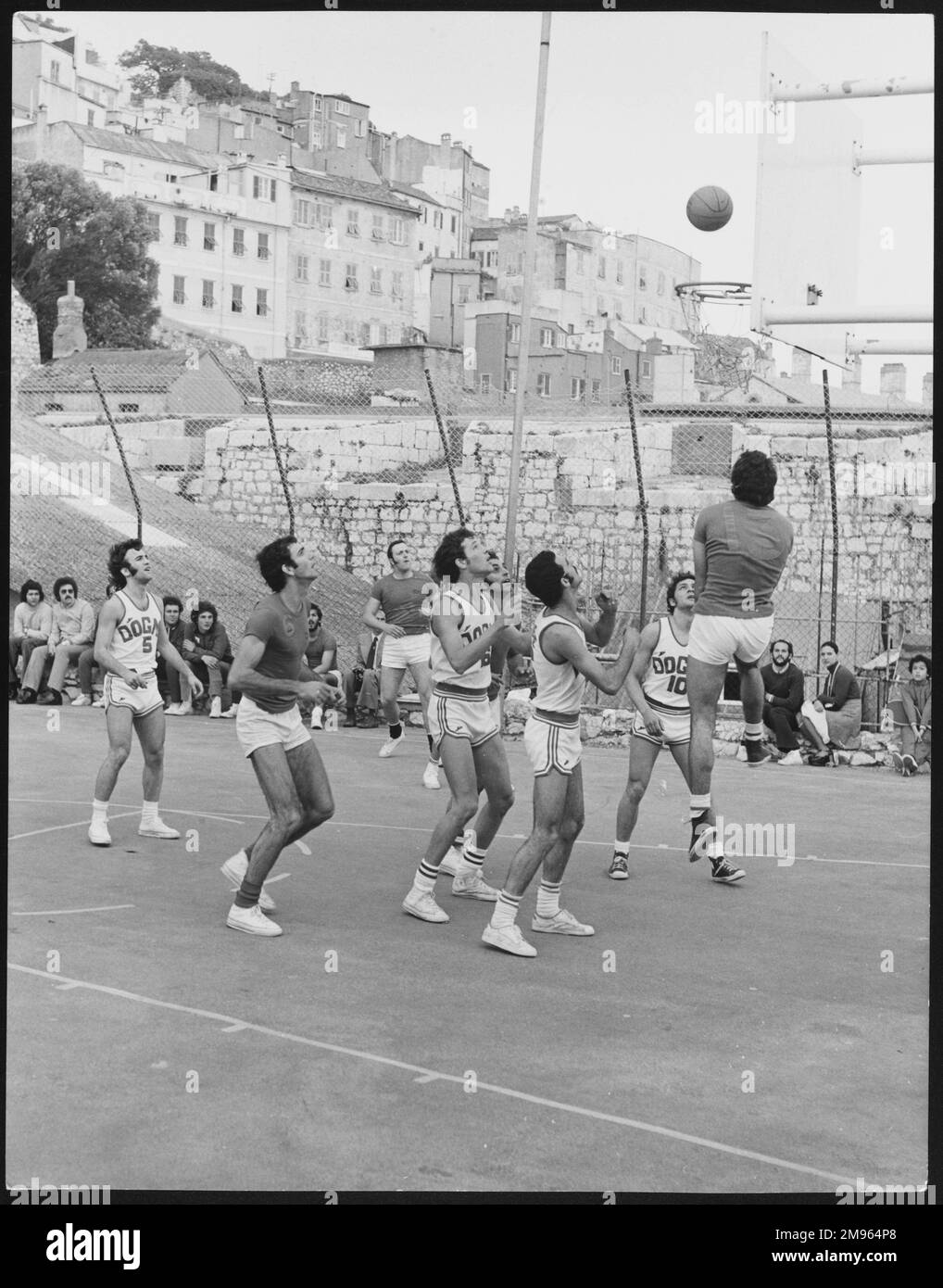 Männer in knappen Shorts spielen Basketball in Gibraltar, Spanien! Stockfoto