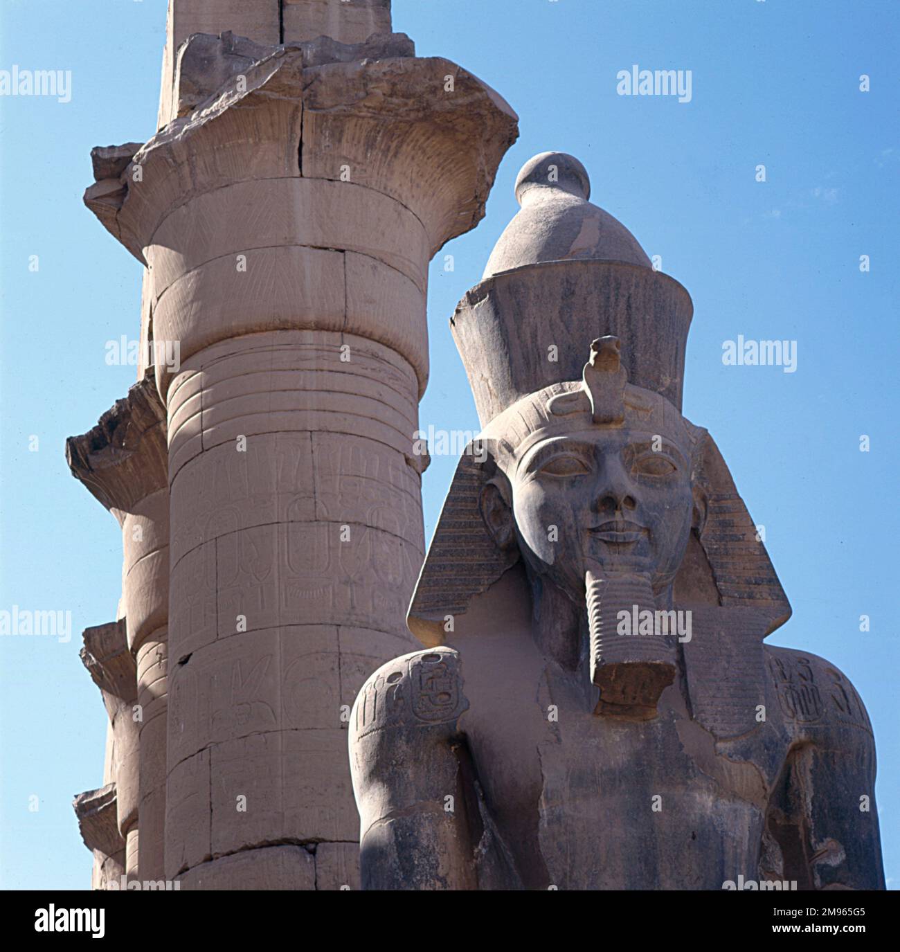 Detail der Statue von (höchstwahrscheinlich) RAMSES II vor dem AMUN-TEMPEL (TEMPEL VON LUXOR), erbaut von AMENOPHIS III. - Theben - Ägypten. Stockfoto