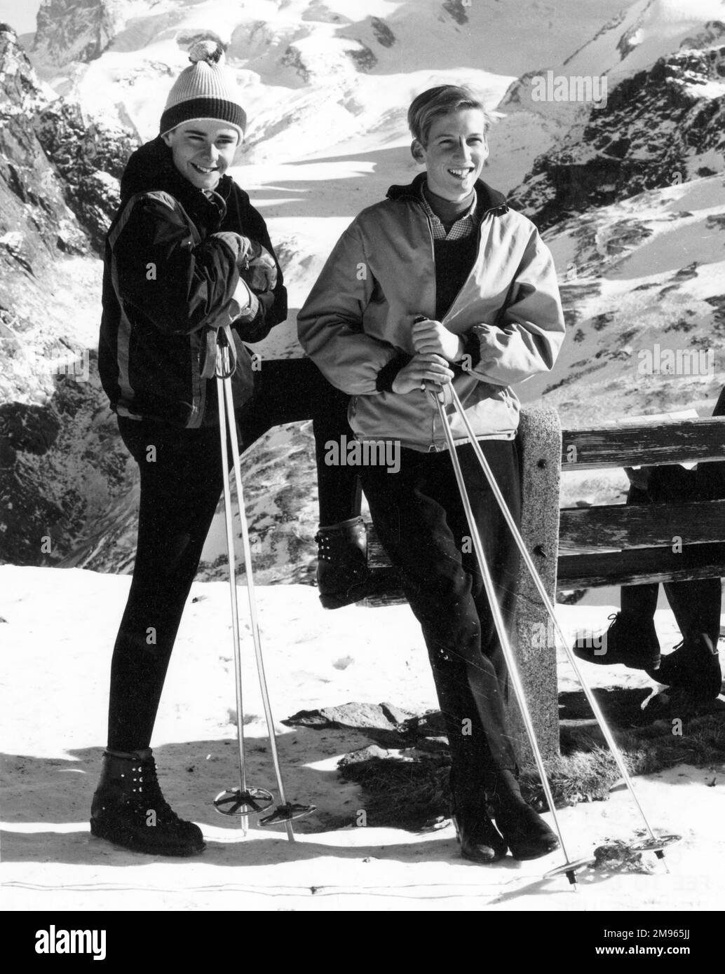 Zwei Teenager, Skifahrer. Stockfoto