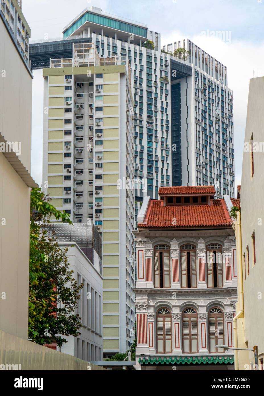 Traditionelles Shophouse in der Tras Street vor den Pinnacle@Duxton Residential Towers Singapur Stockfoto