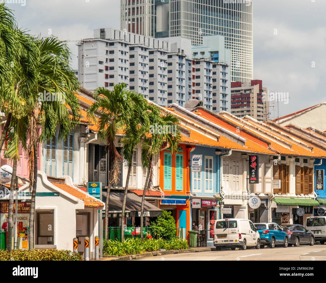 Traditionelle Ladenhäuser auf der TG Pagar Rd und Wohntürme im Hintergrund Tanjong Pagar Singapur Stockfoto