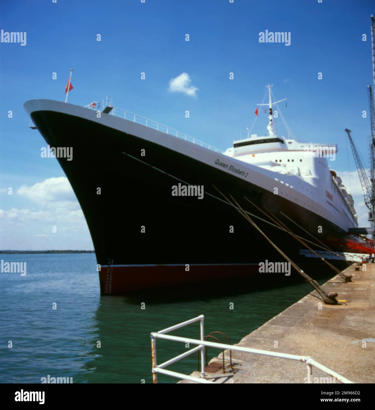 The Liner Queen Elizabeth II (QE2) im Dock in Southampton Stockfoto