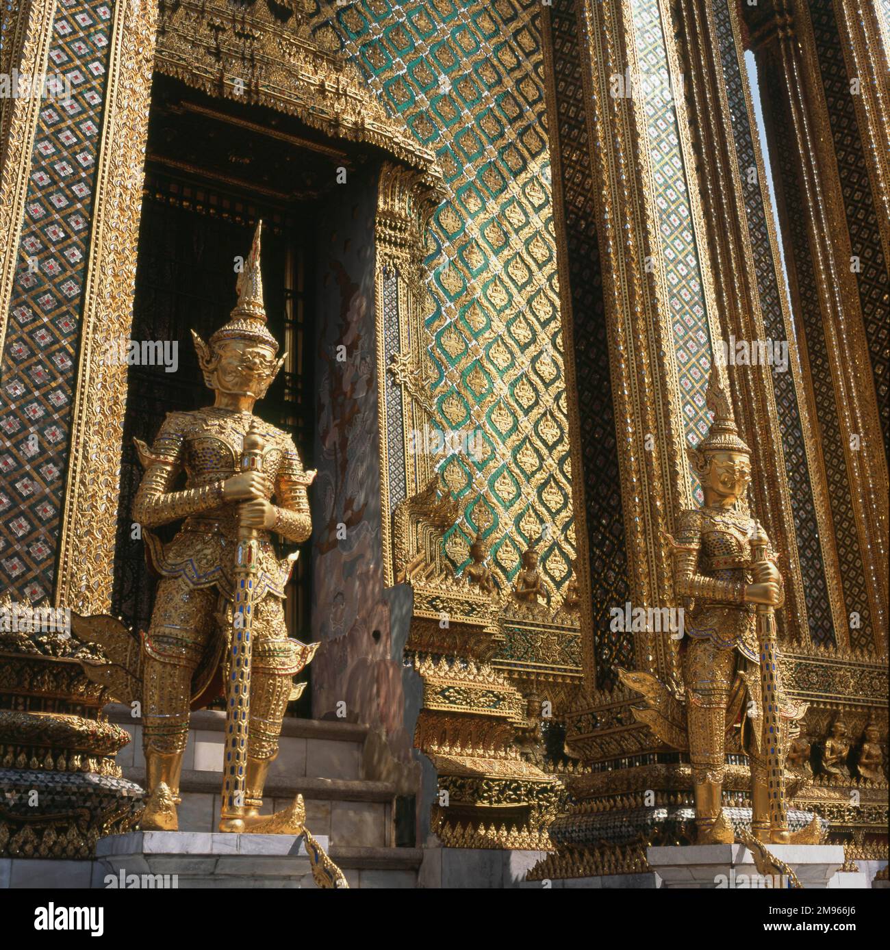 Hüterstatuen an der Phra Mondop (Bibliothek), Wat Phra Keo (Tempel des Smaragd-Buddha), Bangkok, Thailand. Der Bau begann 1785 -- der Tempel besteht aus hoch dekorierten heiligen Gebäuden, Statuen und Pagoden. Stockfoto
