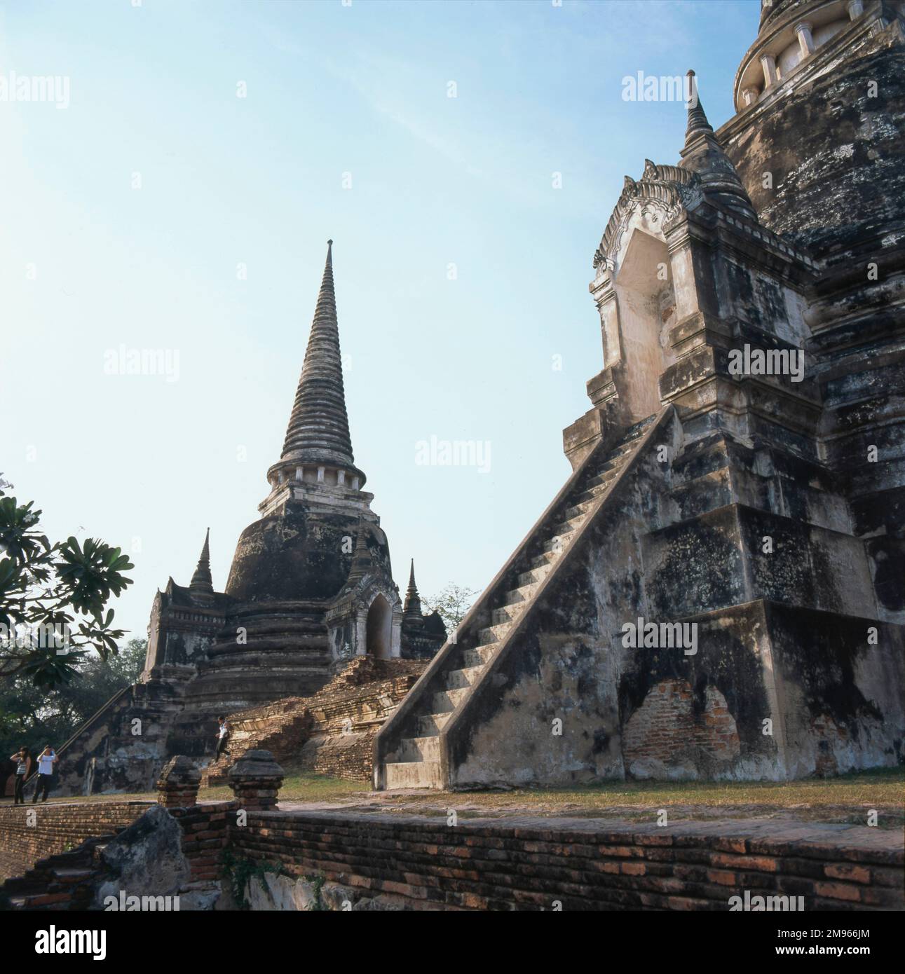 Blick auf zwei der drei glockenförmigen Chedis (königliche Gräber) des Wat Phra Si Sanphet Tempels (erbaut zwischen 1492 und 1532) in Ayutthaya, Thailand. Der Tempel erhielt seinen Namen aus dem großen Buddha-Bild, das dort 1503 errichtet wurde -- er wurde zerstört, als die Burmesen die Stadt 1767 plünderten. Stockfoto
