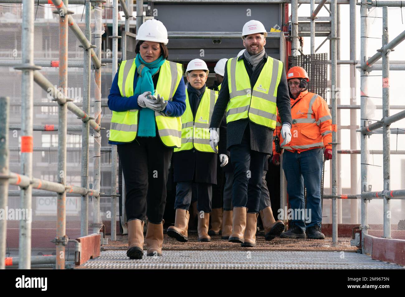 Bürgermeister von London Sadiq Khan (2. von links) während der Bestendigungszeremonie für ein neues bezahlbares Wohnungsbauprojekt in den Royal Docks im Osten Londons, wo er ankündigte, dass unter ihm mehr neue Wohnungen fertiggestellt wurden als unter irgendeinem früheren Londoner Bürgermeister. Foto: Dienstag, 17. Januar 2023. Stockfoto