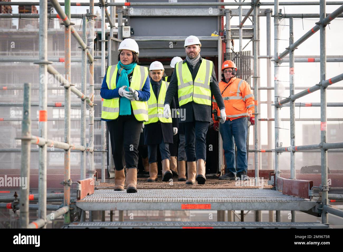 Bürgermeister von London Sadiq Khan (2. von links) während der Bestendigungszeremonie für ein neues bezahlbares Wohnungsbauprojekt in den Royal Docks im Osten Londons, wo er ankündigte, dass unter ihm mehr neue Wohnungen fertiggestellt wurden als unter irgendeinem früheren Londoner Bürgermeister. Foto: Dienstag, 17. Januar 2023. Stockfoto